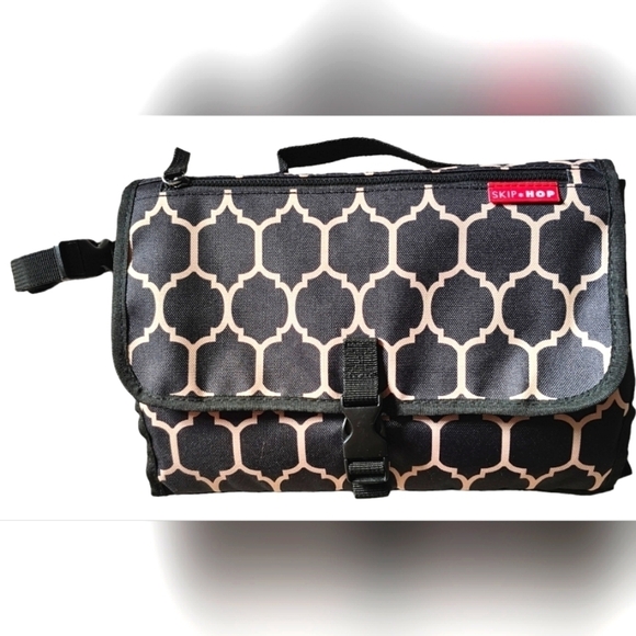 SKIP HOP Portable Baby Changing Pad - Picture 2 of 9